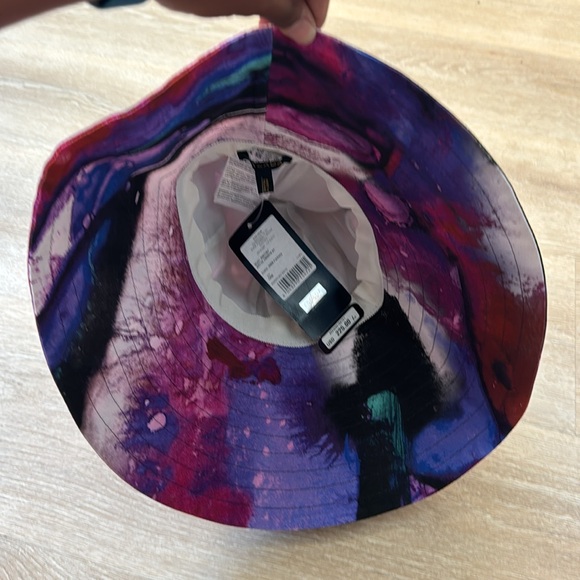 Escada - Picture 3 of 4